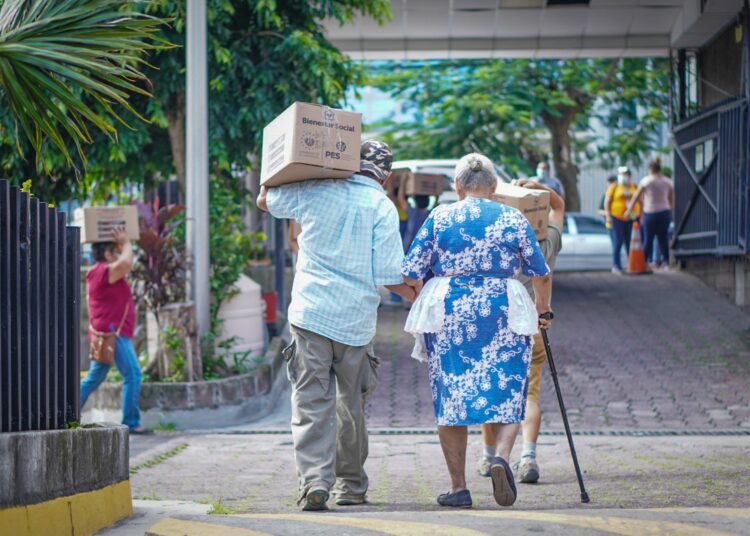 Gobierno entrega paquetes alimentarios en Suchitoto