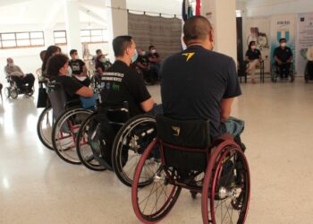 Paratletas salvadoreños participan en intercambio sobre fabricación de silla de rueda