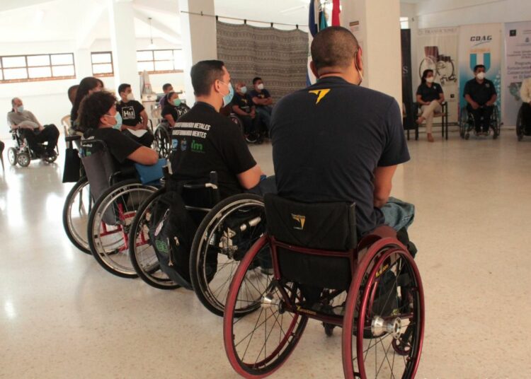 Paratletas salvadoreños participan en intercambio sobre fabricación de silla de rueda
