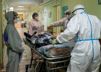 Nuevo récord de muertes en Rusia: por primera vez superaron los 900 fallecidos por COVID-19 en un día