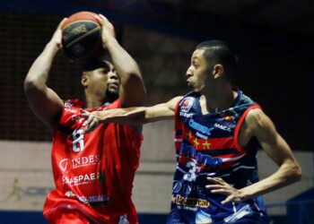 Baloncesto: Brujos se quedó con el invicto de Águila