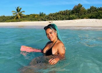 Karol G luce en bikini en paradisíacas playas del Caribe se muestra como una mujer real sin retoques
