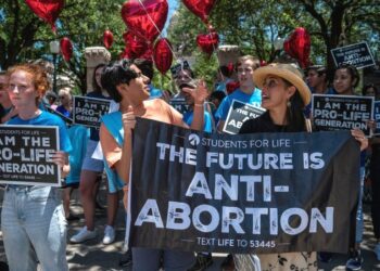 Un juez federal de EE.UU. bloquea ley antiaborto de Texas