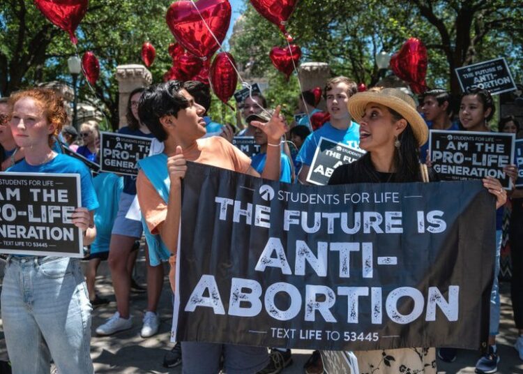 Un juez federal de EE.UU. bloquea ley antiaborto de Texas