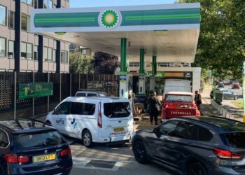 El Ejército del Reino Unido empezará a transportar combustible el lunes para enfrentar el desabastecimiento