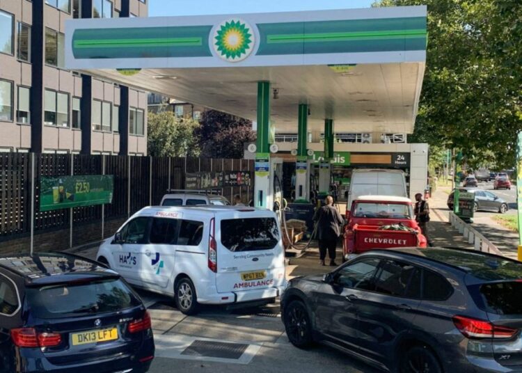 El Ejército del Reino Unido empezará a transportar combustible el lunes para enfrentar el desabastecimiento