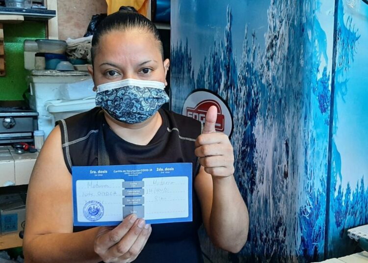 Salud realiza jornada de vacunación contra el Covid-19 en el mercado de San Jacinto