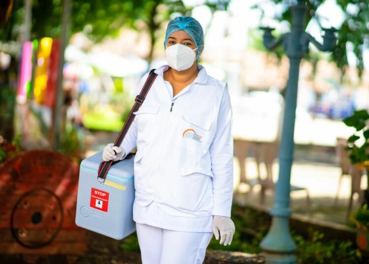 Ministerio de Salud continúa desarrollando plan de vacunación casa por casa