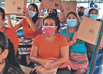 Entrega de computadoras llega a jóvenes de isla en Puerto El Triunfo