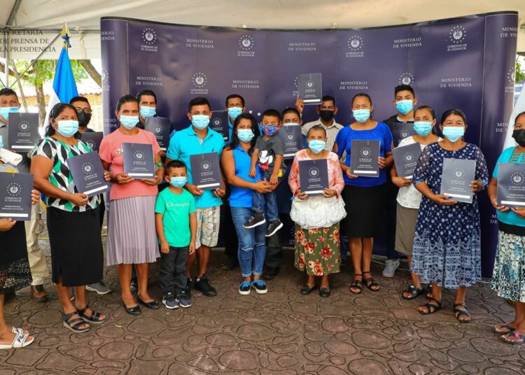 Ministerio de Vivienda entrega ayuda económica a 16 familias en La Unión