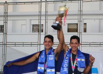 Los salvadoreños Christopher y Joe Guardado se quedaron con la medalla de plata del Campeonato Centroamericano de Voleibol de Playa sub 21