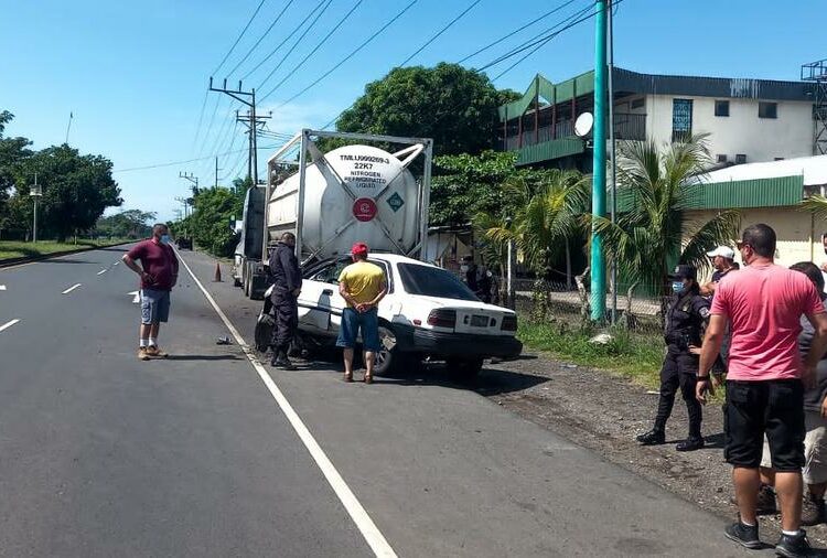 Un joven de nacionalidad costarricense muere al estrellar su auto contra una pipa en Acajutla