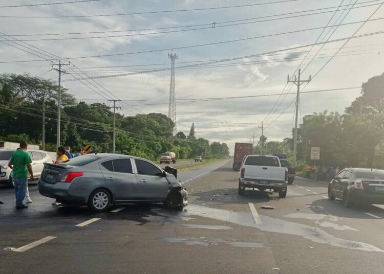 Accidente de tránsito deja una mujer lesionada en Izalco, Sonsonate