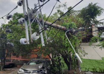 Conductor ebrio choca contra poste del tendido eléctrico y ocasiona congestionamiento en la Monserrat