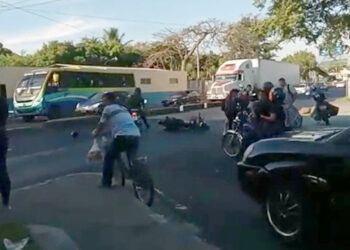 Una familia de cuatro personas que se conducía en una motocicleta sufre accidente en bulevar Venezuela