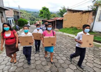 Estudiantes en Tacuba, Ahuachapán, se benefician con la entrega de computadoras por parte del Gobierno