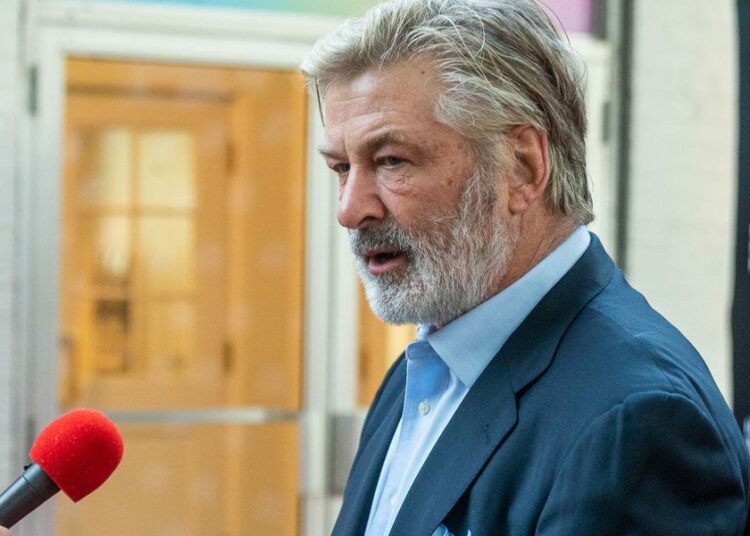 El arma que disparó Alec Baldwin tenía más balas reales y la fiscal no descartó presentar cargos criminales contra el actor