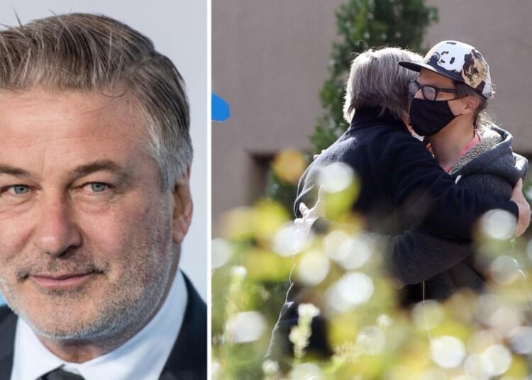 Alec Baldwin se reúne con el marido e hijo de Halyna Hutchins, la directora de fotografía a quien mató accidentalmente
