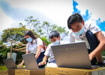 Gobierno entrega computadoras a jóvenes estudiantes de la zona rural de Apaneca