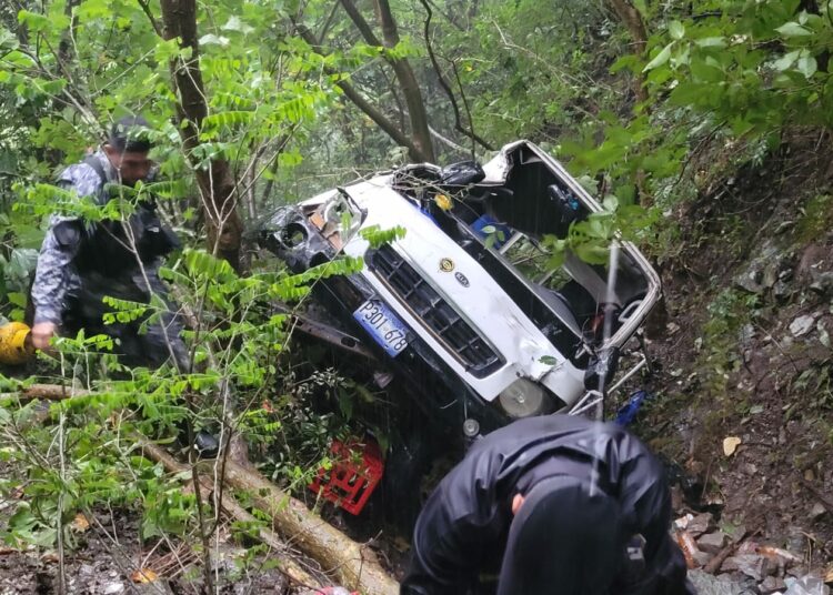 Tres fallecidos y varios lesionados al precipitarse un camión en un barranco de Dulce Nombre de María