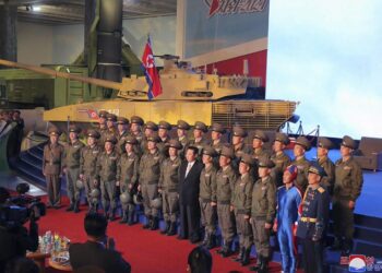 El ‘Capitán América’ norcoreano que aparece con Kim Jong-un en una foto desata una fiebre de burlas y memes en las redes