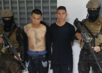 Capturan a dos sujetos que portaban once celulares y dinero en efectivo, en Soyapango