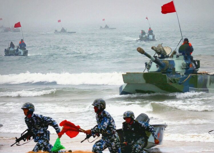 (VIDEO) China realiza simulacros de desembarco en playas del estrecho de Taiwán en medio de la creciente tensión