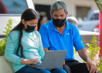 Gobierno entrega computadoras a estudiantes de La Paz