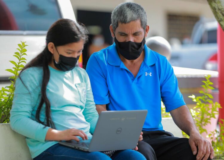 Gobierno entrega computadoras a estudiantes de La Paz