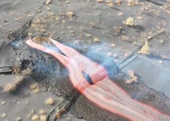 (VIDEO) El volcán de la isla de La Palma abrió un nuevo cráter por el que expulsa más lava