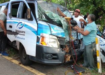 Se accidenta vehículo de la Defensoría del Consumidor: hay 4 trabajadores lesionados
