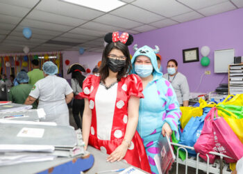 Despacho de la Primera Dama, Gabriela de Bukele, entrega kits lúdicos en San Miguel