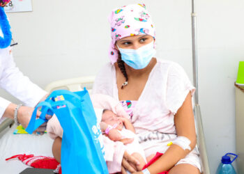 Despacho de la Primera Dama, Gabriela de Bukele, entrega kits lúdicos en San Miguel