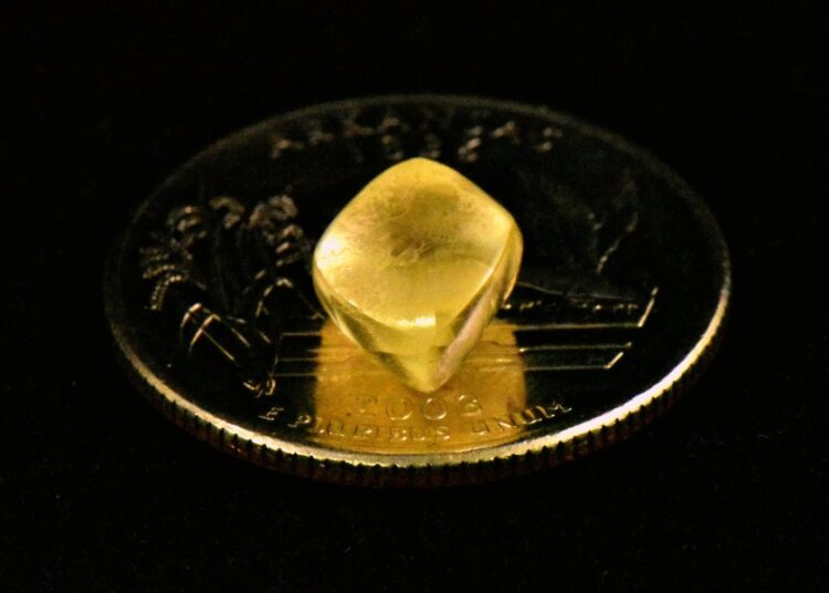 Una pareja encontró con un diamante de más de cuatro quilates