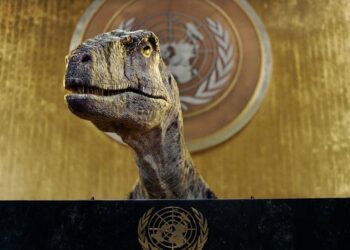 (VIDEO) Un dinosaurio ‘irrumpe’ en la sala de la Asamblea General de la ONU para advertir sobre el «desastre climático»