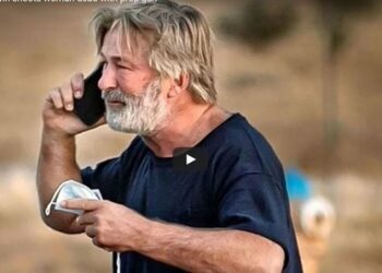 Baldwin tras matar a una mujer mientras rodaba una película repetía “¡¿Por qué me han dado una pistola lista para disparar?!”