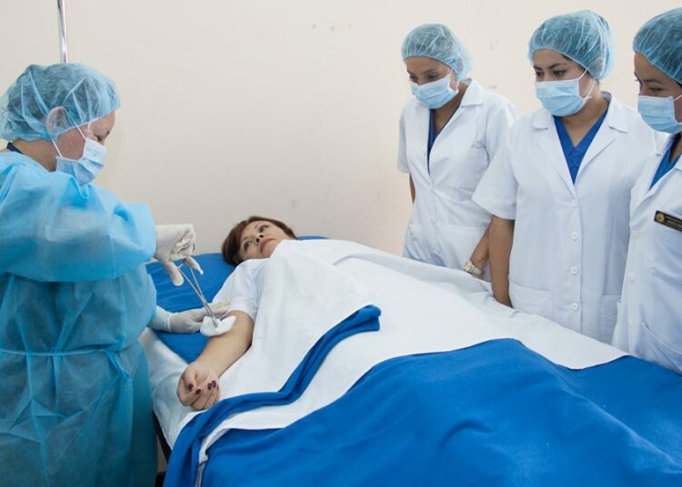 Gobierno entregará un bono de $500 a estudiantes de enfermería en servicio social en el MINSAL