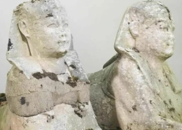 Una familia británica descubre que las dos esculturas de su jardín son esfinges del Antiguo Egipto