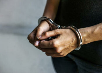 Un hombre escapa de su arresto domiciliario y pide a la Policía que lo encarcelen porque convivir con su esposa es «un infierno»