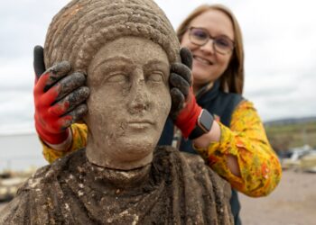 Hallan en Reino Unido un conjunto de raras cabezas romanas durante la construcción de un ferrocarril