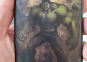 Un hombre se salva tras recibir un balazo que rebotó en su celular con funda de Hulk