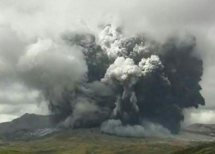 (VIDEOS) Entra en erupción uno de los volcanes más activos de Japón