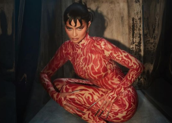 Kylie Jenner «asusta» a todos sus seguidores al posar llena de sangre para promocionar su maquillaje para halloween