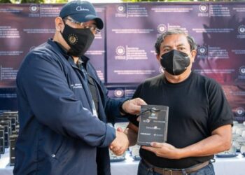 Excombatientes y veteranos de guerra se benefician con entrega de lentes