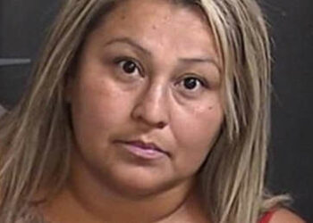 Una mujer en EE.UU. recibe casi 5 millones de dólares por la muerte de su hijo y usa el dinero para comprar armas para la pandilla de otro hijo