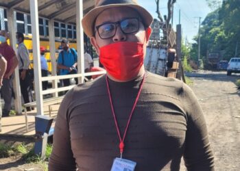 Policía retiene a activista del FMLN portando credencial de un medio de comunicación previo a una marcha este domingo