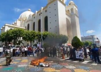 Ancianos manipulados, ciudadanos agredidos, y vehículos y motocicletas golpeados es el resultado de una marcha contra el Gobierno de El Salvador