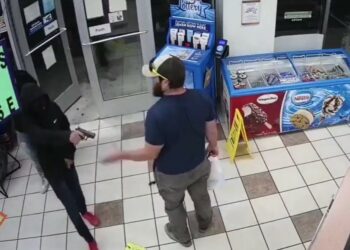 (VIDEO) Un veterano exmarine desarma con las manos a un ladrón y frustra un atraco a una gasolinera