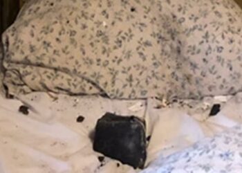Un meteorito atraviesa el techo de una casa y cae en la almohada de una mujer mientras dormía