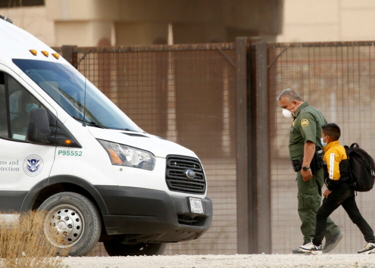 Autoridades alertan del aumento de abandonos de niños en la frontera sur de EE.UU.
